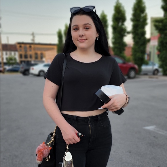 Meet your Posher, Elayna - Picture 3 of 4